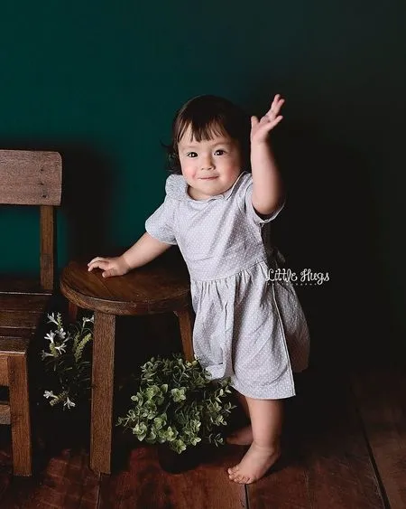 7 Potret Baby Chloe Anak Asmirandah yang Genap Berusia 9 Bulan, Jago Berpose di Depan Kamera - Bikin Gemas Saat Didandani Jadi Noni Belanda