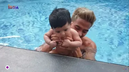7 Potret Baby Syaki Berenang Bareng Rizki DA di Rumah Iis Dahlia, Anteng dan Tak Menangis - Mandi di Kursi Keramas Ala Salon