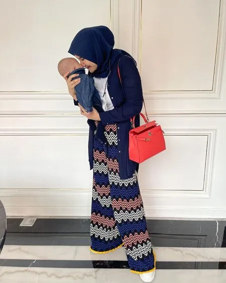 7 Potret Baby Ukkasya Pakai Outfit Couple Sama Zaskia Sungkar, Paling Gemas Saat Pakai Serba Putih-Orange - Perutnya Mirip Burger