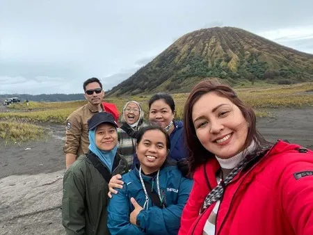7 Potret Bahagia Asisten Donna Agnesia & Darius Sinathrya, Diberi Kejutan Ulang Tahun Hingga Liburan Bareng