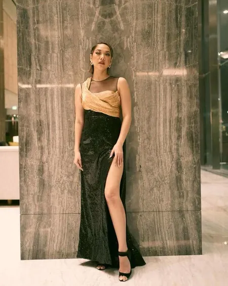 7 Potret Bunga Citra Lestari yang Makin Cantik dengan Rambut Pendek, Tampil Menawan dengan Gaun High Slit di Surabaya - Fresh Banget