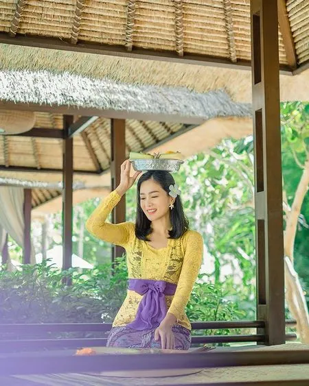 7 Potret Bunga Zainal dalam Balutan Kebaya Khas Bali, Dipuji Cantik & Buka Suara Soal Isu Pindah Agama