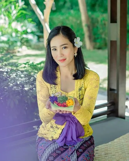 7 Potret Bunga Zainal dalam Balutan Kebaya Khas Bali, Dipuji Cantik & Buka Suara Soal Isu Pindah Agama