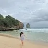 7 Potret Cantik Happy Asmara Liburan di Pantai, Pamer Foto dengan Outfit Simple Tapi Bikin Kepincut