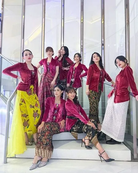 7 Potret Cherry Belle Reunian di Malam Anugerah Desa Wisata Indonesia 2021, Kompak Pakai Kebaya - Tetap Menawan dan Ceria Meski Sudah Jadi Ibu-Ibu
