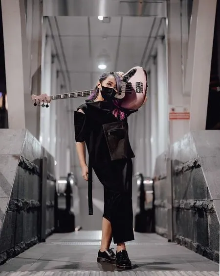 7 Potret Chua Kotak yang Tetap Rock and Roll Meski Sudah Jadi Ibu 2 Anak, Tampil Berani Dengan Warna Rambut Bak Anak Muda