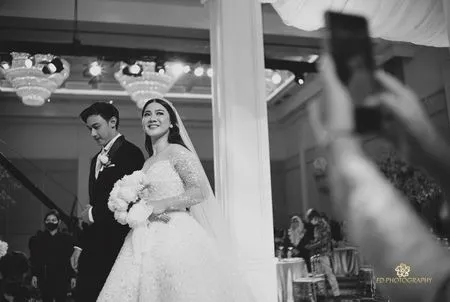 7 Potret Ciuman Felicya Angelista dan Hito Caesar di Pernikahan Mereka, Bakal Jadi Ciuman Paling Epik 2021?