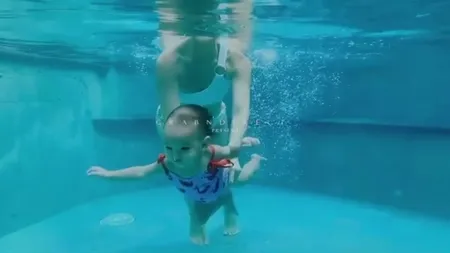 7 Potret Claire Putri Shandy Aulia Sudah Bisa Berenang, Tenang dan Happy Saat Menyelam - Netizen Heboh Tahan Napas