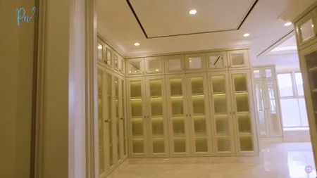 7 Potret Closet Dan Kamar Mandi Prilly Latuconsina Ada Lemari 100 Pintu Dan Lampu Kristal Di Atas Bath Up Kapanlagi Com
