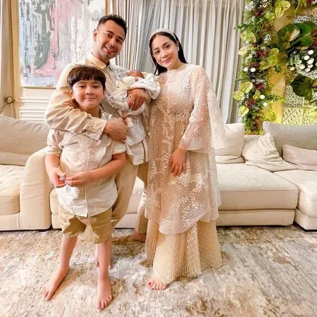 7 Potret Detail Penampilan Nagita Slavina di Acara Aqiqah Rayyanza, Total dari Kepala Sampai Kaki Nyaris Rp100 Juta - Netizen Kaget Tahu Harga Bandonya