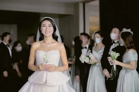 7 Potret Detail Penampilan Theresa Wienathan Mantan Asisten Nia Ramadhani di Hari Pernikahan, Cantik dan Super Glamour