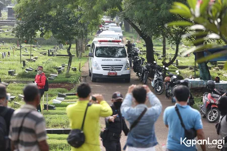 7 Potret Detik-Detik Pemakaman Rina Gunawan, Diiringi Tangis Pilu Para Sahabat - Teddy Syah Turun Tangan Pakai APD