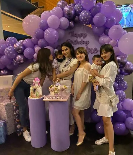 7 Potret DJ Katty Butterfly Rayakan Ulang Tahun Anak Semata Wayangnya, Dihadiri Sang Mantan - Sweet Banget Penuh Nuansa Ungu