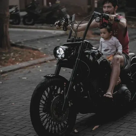 7 Potret Donny Michael Bintang Sinetron 'NALURI HATI' saat Naik Motor Bareng Anak Tercinta, Ngemong Sambil Jadi Bapak-bapak Siaga