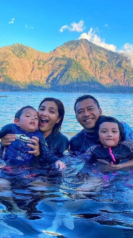7 Potret Ekspresi Kocak Anak Selebritis yang Tertangkap Kamera, Belum Siap Pose - Rewel Nggak Mau Ikut Foto Bareng
