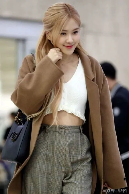 7 Potret Fashion Airport Rose Blackpink Tampil Seksi Pakai Crop Tee Kapanlagi Com