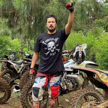 7 Potret Fathir Muchtar Bintang Sinetron 'LOVE STORY THE SERIES' saat Naik Motor Trail, Tampil Macho - Jago Terabas Medan Ekstrem