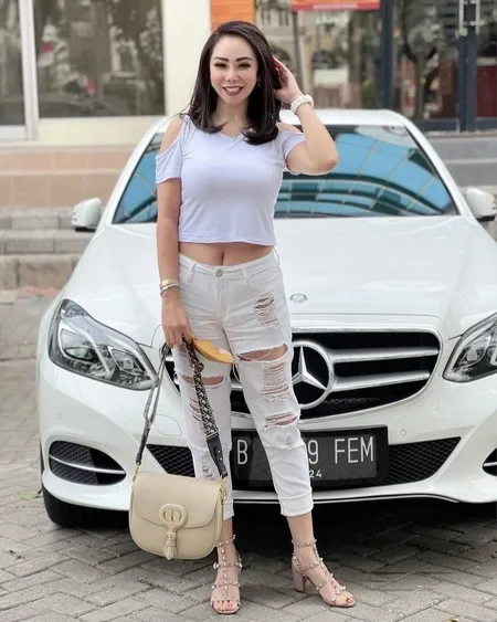 7 Potret Femmy Permatasari Pakai Crop dan Pamer Perut Rata di Usia 47 Tahun, Hot Mama Banget!