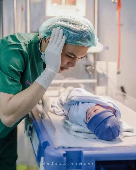 7 Potret Ganteng Baby Arshaka Anak Dinda Hauw, Keponakan Online Kesayangan Netizen - Disebut Mirip Rey Mbayang Banget