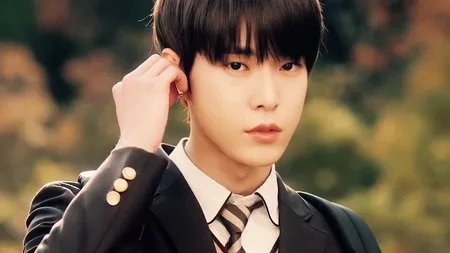 7 Potret Ganteng Doyoung NCT di 'Cafe Midnight: The Curious Stalker', Jadi Anak SMA yang Sempurna Dalam Berbagai Hal