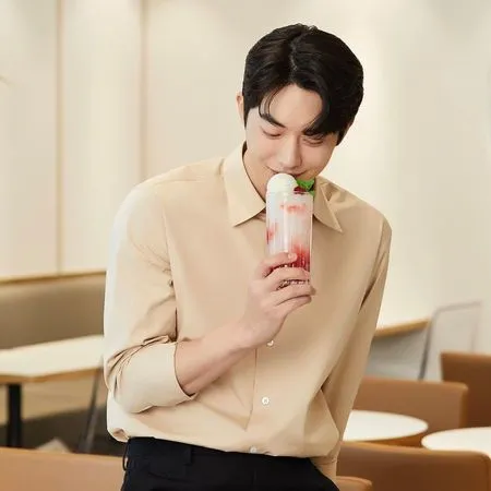 7 Potret Ganteng Nam Joo Hyuk Jadi Model Iklan, Pacar-able Banget Berasa Sedang Kencan di Cafe