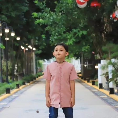 7 Potret Ganteng Qeinan Putra Arumi Bachsin yang Disebut 'Fotokopi' Emil Dardak