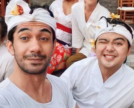 7 Potret Ganteng Reza Rahadian Pakai Busana Adat Saat Upacara Penyucian Vila Baru di Bali, Kompak dan Bahagia Bersama Sang Bunda