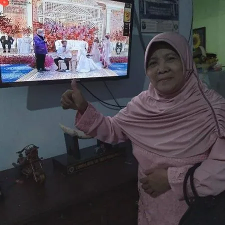 7 Potret Gaya Emak-emak Kondangan Online di Pernikahan Lesti - Rizky Billar, Rela Dandan dan Pakai Kebaya Meski di Rumah