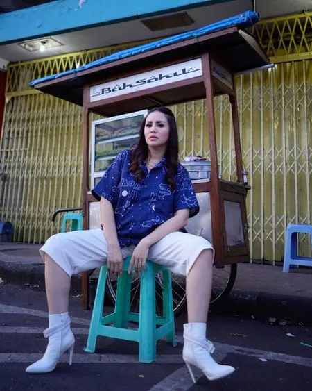 7 Potret Gaya Momo Geisha Saat Beli Bakso di Pasar Besar Malang, Sepatu Boots Berhak Tinggi Jadi Sorotan - Sempat Pose Bak Pedagangnya