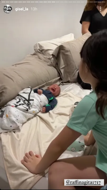 7 Potret Gemasnya Gempi Saat Gendong Baby Rayyanza, Bahagia Meski Hanya Sebentar - Ngaku Pengin Punya Adik Sendiri