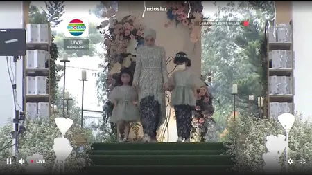 7 Potret Haru Lamaran Rizky Billar, Berkaca-Kaca Menahan Tangis Saat Lesti Datang
