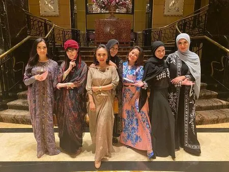 7 Potret Iis Dahlia Buka Puasa Bersama Sejumlah Rekan Artis, 'Geng Mama Hits' yang Kompak Abis!