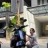 7 Potret Indah Permatasari Cuci Motor Vespa Sendiri, Tetap Cantik Meski Tampil Sangat Sederhana