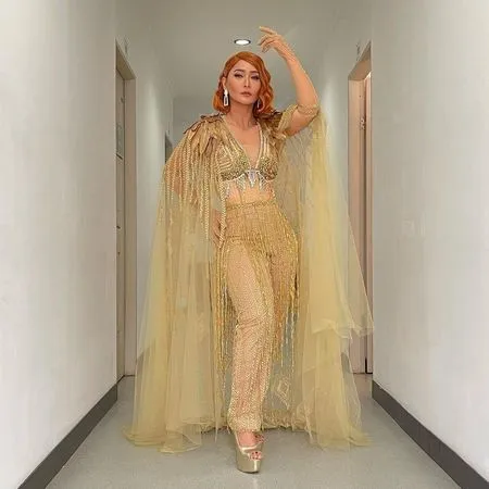 7 Potret Inul Daratista Pakai Baju Burung Emas, Cantik Memesona - Perut Ramping Dipuji Netizen