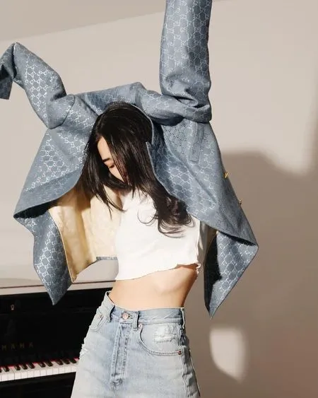 7 Potret Isyana Sarasvati Tampil Beda dan Cantik Sampai Disebut Mirip Jennie BLACKPINK, Penuh Pesona Pamer Perut Rata