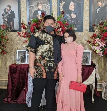 7 Potret Ivan Gunawan Hadiri Tasyakuran Lesti dan Rizky Billar, Gandeng Rossa Sebagai Partner Kondangan - Dipuji Kelihatan Kurusan Setelah Turun 18 Kilogram