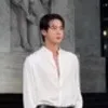 7 Potret Jin BTS di Milan Fashion Week, Tampil Menawan dengan Kemeja Putih bak Pangeran