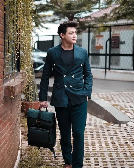 7 Potret Jonathan Andriano Bintang Sinetron '17+', Perankan Taufik dengan Apik - Suka Selancar Hingga Memanah