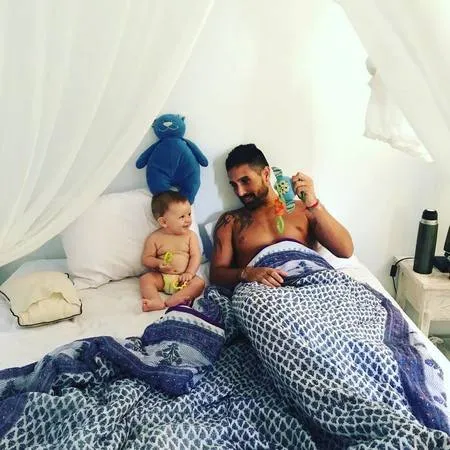7 Potret Kabar Terbaru Gaston Castano Mantan Suami Mendiang Julia Perez, Kini Jadi Hot Daddy dengan 2 Anak - Jualan Kalung di Bali