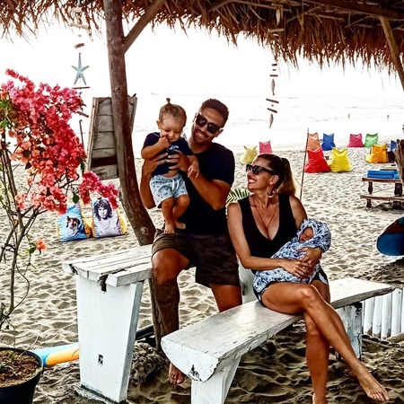 7 Potret Kabar Terbaru Gaston Castano Mantan Suami Mendiang Julia Perez, Kini Jadi Hot Daddy dengan 2 Anak - Jualan Kalung di Bali
