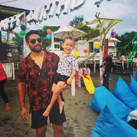 7 Potret Kabar Terbaru Gaston Castano Mantan Suami Mendiang Julia Perez, Kini Jadi Hot Daddy dengan 2 Anak - Jualan Kalung di Bali