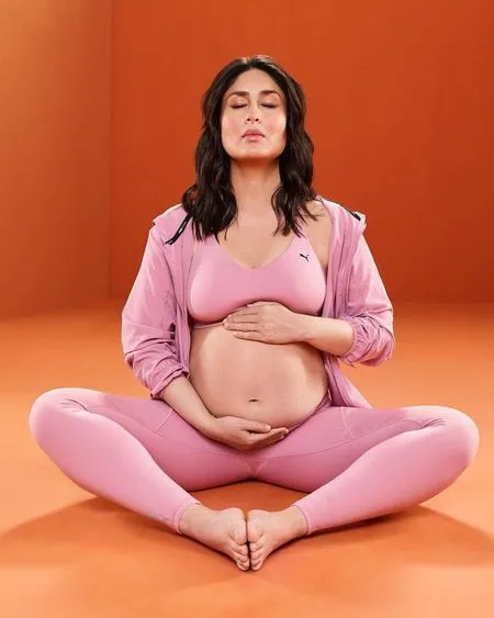 7 Potret Kareena Kapoor Kuat Yoga dengan Babybump Super Besar, Tetap Lentur!