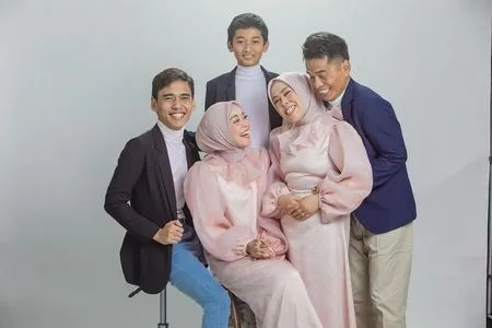 7 Potret Kebersamaan Lesti dan Keluarga, Selalu Bahagia dan Harmonis dengan Kakak dan Adiknya