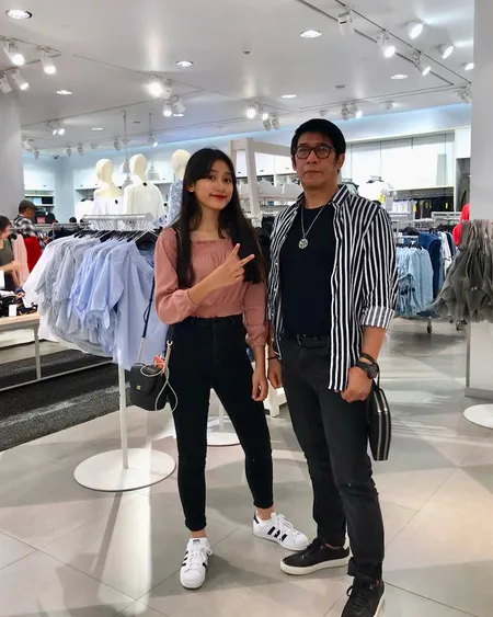 7 Potret Kebersamaan Parto dengan Amanda Caesa, Sang Anak yang Cantik & Terjun ke Dunia Musik