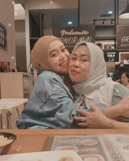 7 Potret Kebersamaan Pedangdut dengan Ibundanya, Kecantikan Menurun dari Sang Ibu - Saling Doakan Satu Sama Lain