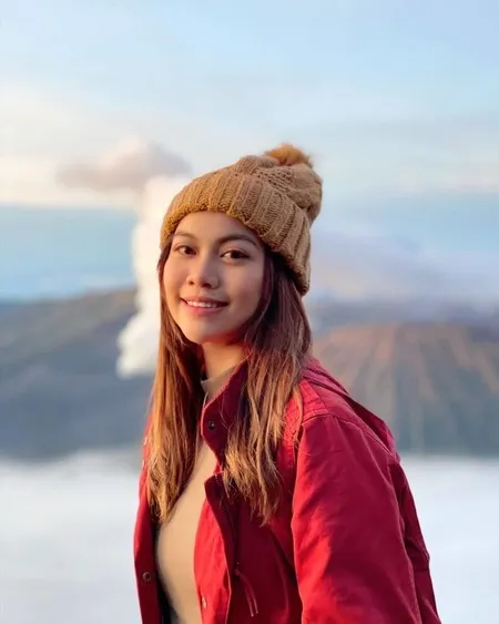 7 Potret Kece Frislly Herlind di Bromo dan Madakaripura, Main di Air Terjun Pakai Sandal Jepit