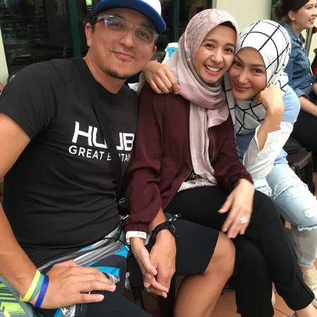 7 Potret Kedekatan Laudya Cynthia Bella Dan Erra Fazira Mantan Istri Engku Emran Yang Sama Sama Cantik Berhijab Kapanlagi Com