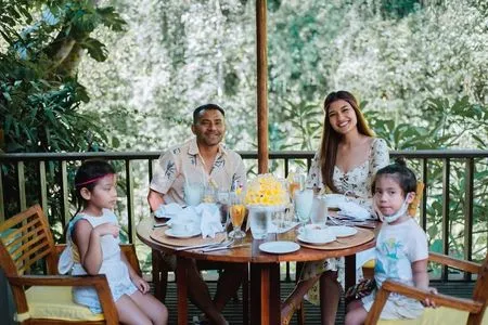 7 Potret Kehangatan Keluarga Judika dan Duma Riris Saat Liburan ke Bali, Masak Bareng dan Berkebun di Bawah Indahnya Langit Biru