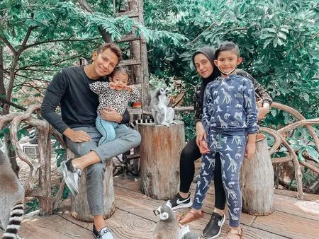 7 Potret Keharmonisan Keluarga Fairuz A Rafiq dan Sonny Septian, Selalu Hangat Berbagi Pelukan - Kompak Tampil Fashionable Jadi Sorotan