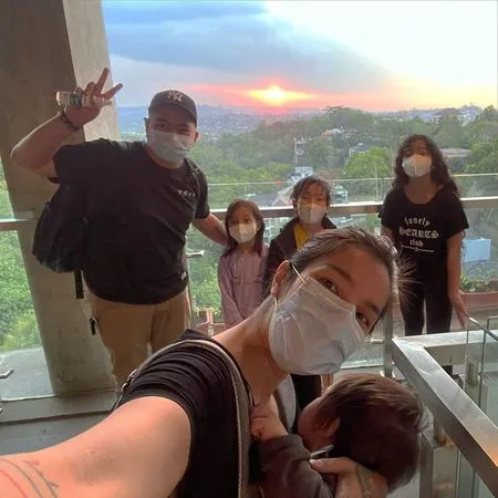 7 Potret Kehidupan Sheila Marcia Sekarang yang Jauh Lebih Berkecukupan, Dulu Gaji Suami Cuma Rp2 Juta dan Tinggal di Rumah Penuh Kelabang